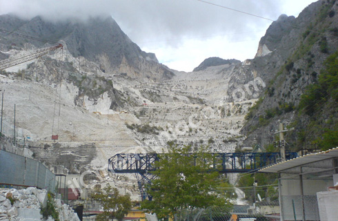 Quantum of Solace: le Aston Martin DBS di Bond alle cave di Carrara