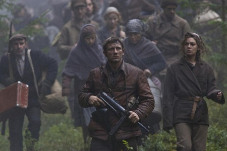 daniel-craig-nei-panni-di-tuvia-bielski-in-una-scena-del-film-defiance-83101