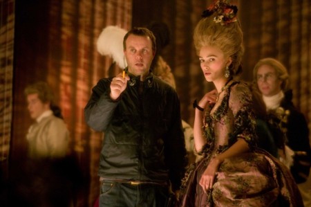il-regista-saul-dibb-e-keira-knightley-sul-set-del-film-la-duchessa-88683