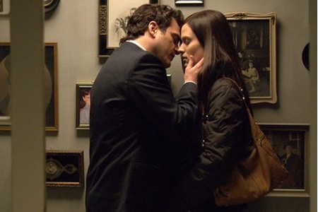 joaquin-phoenix-e-vinessa-shaw-in-una-sequenza-del-film-film-two-lovers-60384