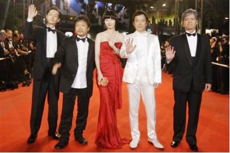 3656433586-japanese-director-kore-eda-hirokazu-second-left-stands-with-cast2