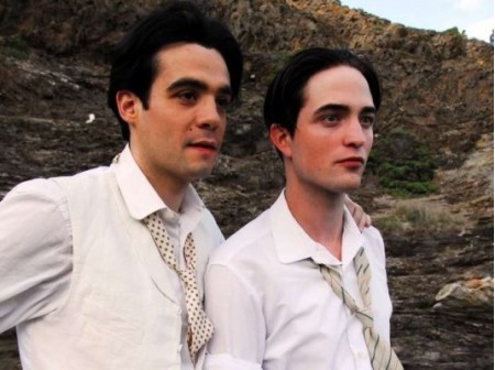 javier-beltran-e-robert-pattinson-in-una-scena-del-film-little-ashes-115551