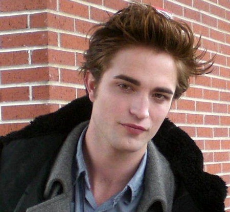 New Moon: Robert Pattinson cantante, Chris Weitz immedesimato nel film