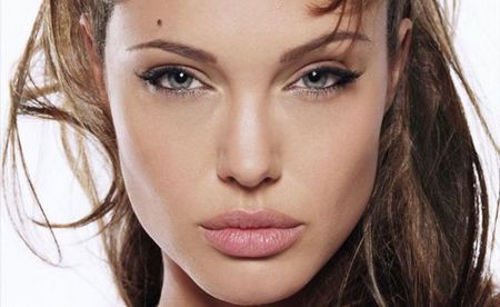 Angelina Jolie in The Tourist, Chris Pine diventa Jack Ryan e Mia Wasikowska protagonista di Restless