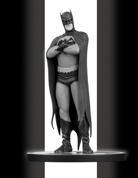 Black-and-White-Statue-batman-8257951-900-1165 []