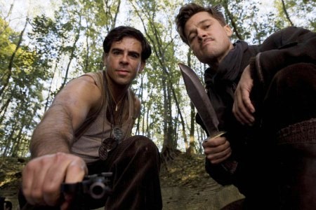 eli-roth-e-brad-pitt-in-una-scena-di-inglourious-basterds-127322 []