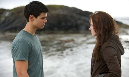 new-moon-movie-still-jacob-and-bella-at-la-push