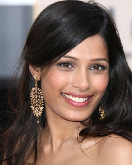 Freida Pinto in Bond 23, Jennifer Lopez in Overboard e Jamie Foxx in Kane and Lynch