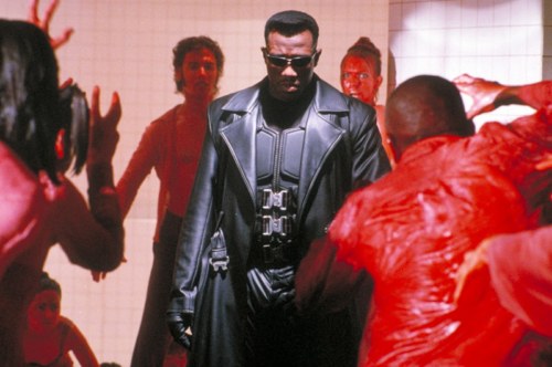 wesley-snipes-in-mezzo-a-un-gruppo-di-vampiri-nel-film-blade-117922