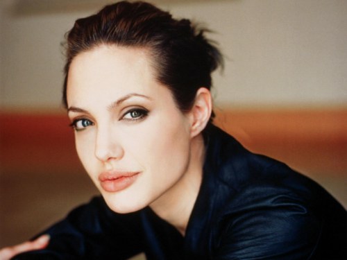 Angelina Jolie, debutto alla regia tra polemiche e divieti