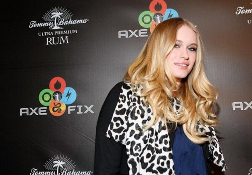 Leven Rambin surfista nel biopic Mavericks