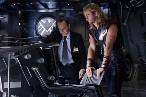 The Avengers, immagine con Thor e cover del fumetto ufficiale