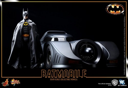 Batman, replica della batmobile dei film di Tim Burton