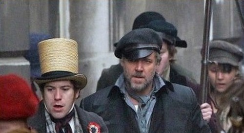 Les Miserables, foto dal set con Russell Rowe e Eddie Redmayne