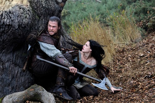 Biancaneve e il cacciatore, 7 clip con Chris Hemsworth e Kristen Stewart