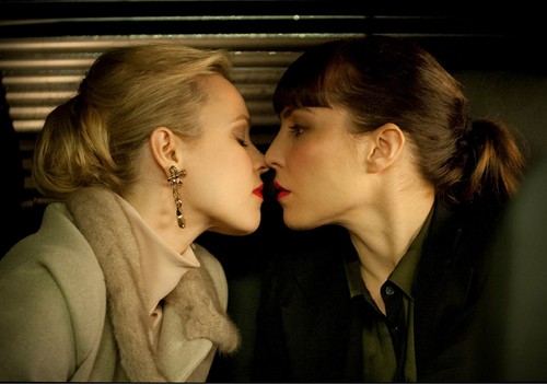 Passion: poster, sinossi e 7 immagini del thriller erotico di Brian De Palma