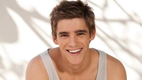 Brenton Thwaites sarà in Pirati dei Caraibi 5