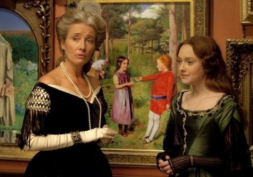 Effie, prime immagini ufficiali con Emma Thompson e Dakota Fanning