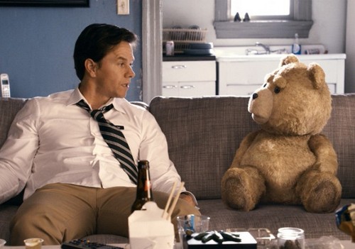 Ted, 4 clip e 12 immagini della commedia con Mark Wahlberg