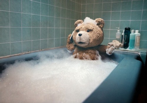 Ted: prima featurette, una nuova clip e poster animato