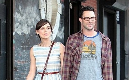 Can a Song Save Your Life?: foto dal set con Keira Knightley e Adam Levine