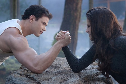 Breaking Dawn parte 2, nuova clip con Kristen Stewart e un poster