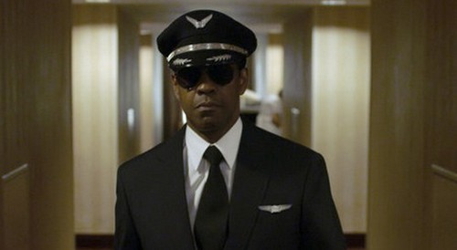 Flight, due clip e 25 immagini con Denzel Washington