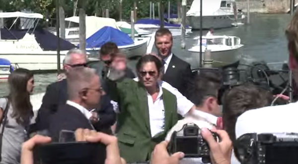 Johnny Depp arriva a Venezia (e i fan impazziscono)