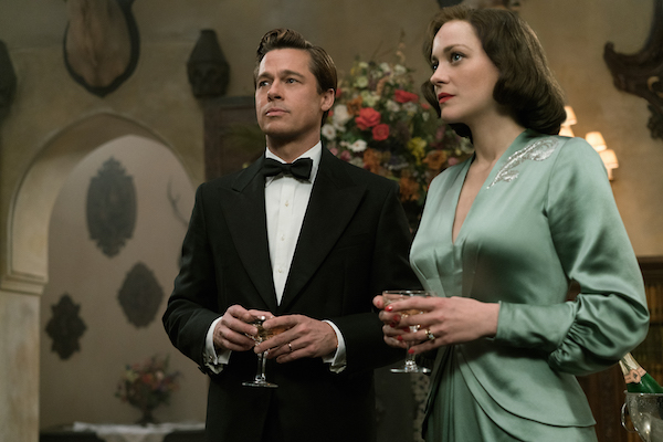 Brad Pitt e Marion Cotillard in Allied - Un'ombra nascosta